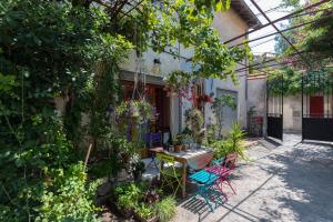 un jardin avec une table, des chaises et des plantes dans l'établissement Studio côté cour, à Antibes