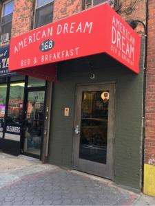 een toegang tot een Amerikaans droomrestaurant in een straat bij American Dream in New York