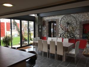 a dining room with a table and chairs at Le Rouge & Blanc in Mormont
