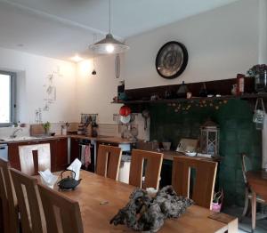a room with a table and chairs and a kitchen at Maison et Jardin Talinou in Montastruc