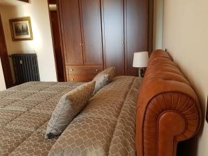 um quarto com uma cama grande e um sofá castanho em Regal House Roma em Roma