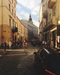 grupa ludzi jeżdżących rowerami po ulicy w obiekcie BRACKA 15 - Main Square Apartments by MINT APARTMENT w Krakowie