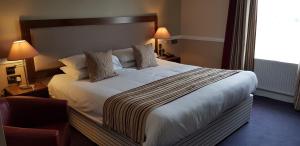Letto o letti in una camera di Cahir House Hotel
