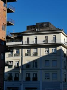 un edificio blanco con balcones encima en Casa Porta Pila, en Turín