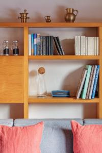 a book shelf with a glass vase on it at DAS HAUS IM WALD in Seefeld in Tirol
