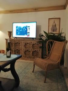 Televízia a/alebo spoločenská miestnosť v ubytovaní Entrez Apartment 1