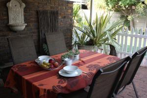 uma mesa vermelha com uma taça de fruta em Little Umhlanga em Pretoria