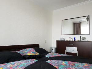 1 dormitorio con cama, tocador y espejo en 60 qm mit Aussicht in Konz, en Konz
