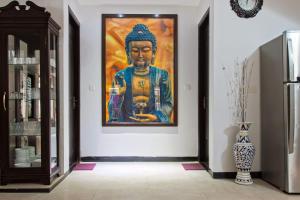 ein großes Bild einer Statue an einer Wand in der Unterkunft Villa Calangute Phase 10 in Calangute + 63 Fotos