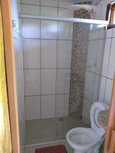 een badkamer met een douche en een toilet bij Pousada Café da Roça in Campos Gerais