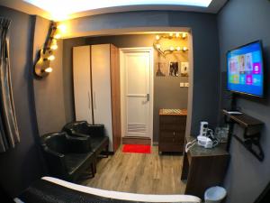 TV in/ali zabaviščno središče v nastanitvi Soso Hostel