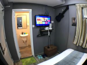 TV in/ali zabaviščno središče v nastanitvi Soso Hostel