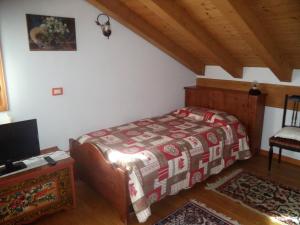 เตียงในห้องที่ B&B Dolomiti