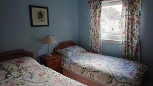 Tempat tidur dalam kamar di Kings Arms Holiday Apartments