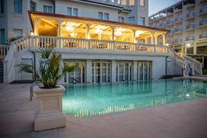 Бассейн в Hotel Carducci 76 или поблизости