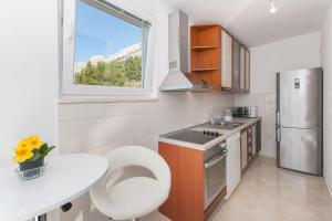 uma cozinha com um lavatório e um frigorífico em Apartment Ines em Omiš