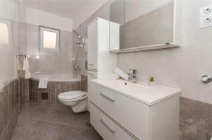 Ένα μπάνιο στο Apartment Ines +27 φωτογραφίες