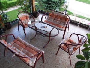grupa krzeseł i stolik kawowy na patio w obiekcie Đokić apartmani w mieście Sokobanja