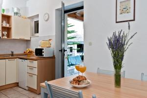 Kuchyň nebo kuchyňský kout v ubytování Apartment in Bol with Terrace, Air condition, WIFI, Dishwasher (3758-1)