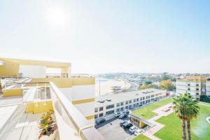 una vista sul soffitto di un edificio ospedaliero con palme di OceanFront & Big Terrace Private Condo a Oeiras