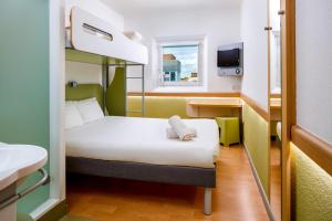Tempat tidur dalam kamar di ibis budget Leeds Centre Crown Point Road