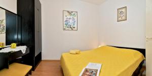 Postel nebo postele na pokoji v ubytování Apartment in Bol with Terrace, Air condition, WIFI, Dishwasher (3758-1)