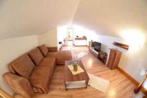 ein Wohnzimmer mit einer Couch und einem Tisch in der Unterkunft Apartment in Mundanije with Seaview, Terrace, Air condition, WIFI (3748-3) in Mundanije