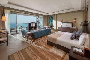 מיטה או מיטות בחדר ב-Mandarin Oriental Jumeira, Dubai
