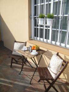 una mesa y dos sillas sentadas junto a una ventana en Casa Rural San Francisco en Granadilla de Abona