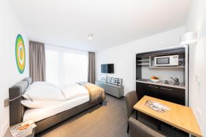 a hotel room with a bed and a microwave at Boardinghouse St.Pauli in Hamburg