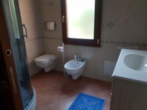 Bathroom sa Villetta Porto Corallo