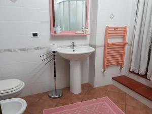 A bathroom at Villetta Porto Corallo