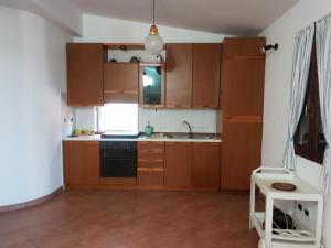 A kitchen or kitchenette at Villetta Porto Corallo Még 9 kép