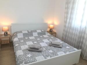 1 dormitorio con 1 cama con 2 almohadas en La Casa de Eduardo, en Alicante