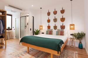 a room with a bed, a dresser, a lamp, and a at Casa Vaganto in Barcelona