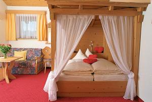 Postel nebo postele na pokoji v ubytování Hotel Camona & Apart Walserhof