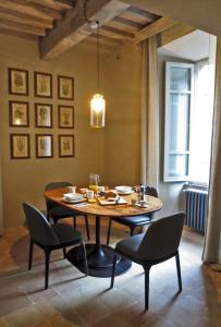 een eetkamer met een tafel en stoelen bij Stylish apartment in the historic center of Cortona in Cortona