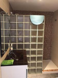 ein Badezimmer mit Waschbecken und Dusche in der Unterkunft Apartamento Cantabria 23, 6-66 in Playa de Gandia