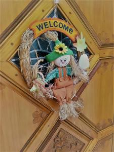 ハルラホフにあるApartment Patrickの建物の歓迎看板人形