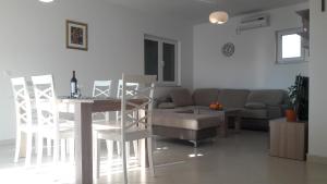 Posezení v ubytování Apartment AnaKatarina + 13 fotografií