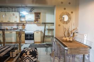 - une cuisine avec une table, des chaises et un comptoir dans l'établissement Relux Apartment, à Agios Nikolaos