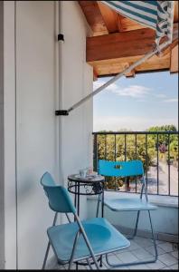 a patio with two chairs and a table and a window at Terme al Lago - stanza privata in loft in Sirmione