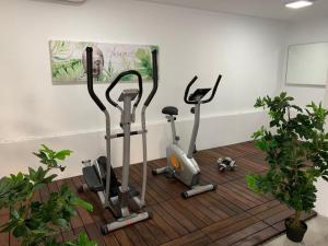 Posilňovňa alebo fitness centrum v ubytovaní LUXURY WHITE VILLA with sea view, heated pool