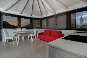 Posezení v ubytování Lake Como Apartments + 9 fotografií