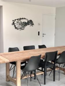 una sala conferenze con tavolo e sedie in legno di Villa Rowan a Ostenda