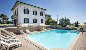 willa z basenem przed domem w obiekcie Villa Toscana Irene w mieście Pomaia