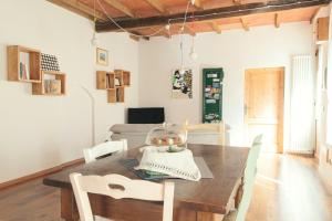 een eetkamer met een houten tafel en stoelen bij Casetta in Centro in Città di Castello