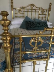 巴黎The Carriage House Flat - Downtown Paris Canada的一张带金框和蓝色毯子的床
