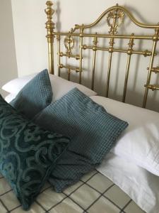 The Carriage House Flat - Downtown Paris Canada客房内的一张或多张床位