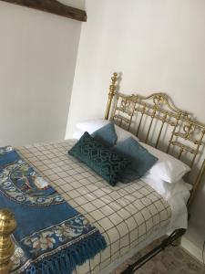 巴黎The Carriage House Flat - Downtown Paris Canada的一张放着蓝色枕头的床